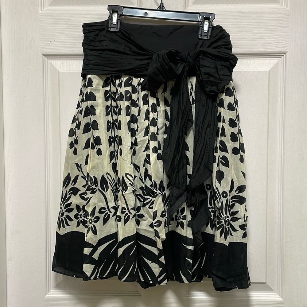 Zara | Basic | Silk | Cream & Black with Bow | Full | Pleated Skirt | Size M